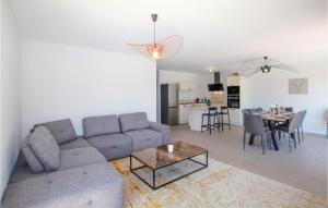 Maisons de vacances Lovely Home In Cleon D'andran : photos des chambres