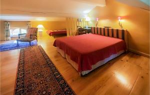 Maisons de vacances Beautiful Home In Villarzel-Du-Razes : photos des chambres