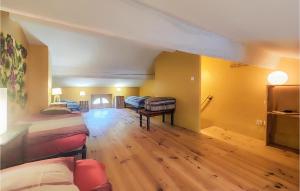 Maisons de vacances Beautiful Home In Villarzel-Du-Razes : photos des chambres
