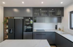 4 Bedroom Stunning Home In Grubine 