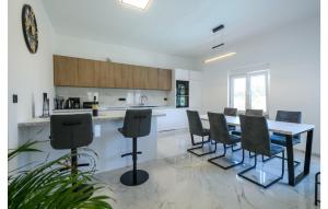 3 Bedroom Cozy Home In Banjole 