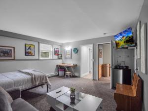 Timberline Lodge, Downtown Ellicottville - Near Ski Resort