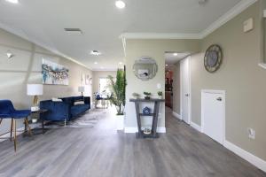 Walk to Stadium - 3BR King Bed Haven - Parking