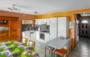 Maisons de vacances Nice Home In La Turballe With Wifi : photos des chambres
