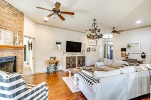 Charming Home with Chiminea in Weatherford! - 3hvězdičkové hotely ve městě Weatherford