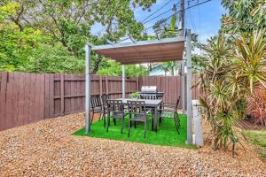 Sunny Days Getaway, 5BD Heated Pool Family Home!