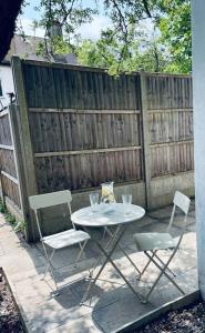 Ivy Cottage Two Bedroom & Garden in Temple Fortune