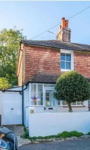 Riverside country cottage - Iford