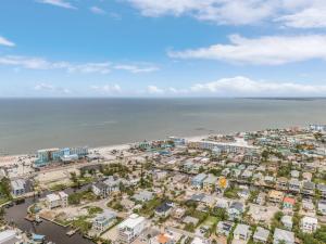 Private 2-Level Home: Heated Screened Pool, Beach!