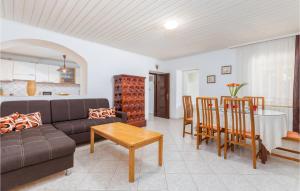 2 Bedroom Awesome Home In Vodnjan 