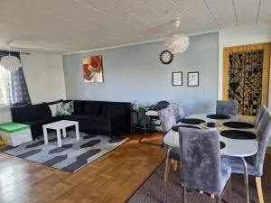 Villa med egen parkering. Möjlighet att boka från 1 och upp till 5 personer. - Glanshammar