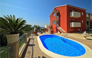 2 Bedroom Lovely Apartment In Kastel Gomilica 