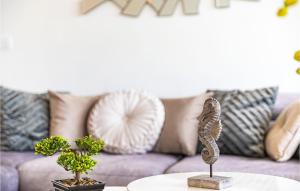 3 Bedroom Cozy Apartment In Marina 