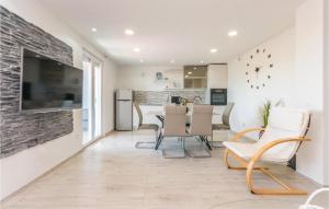 Lovely Home In Stankovci With Wifi