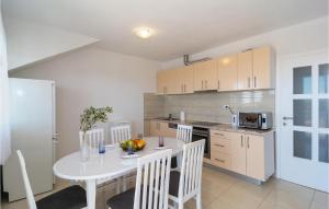 3 Bedroom Nice Apartment In Milna