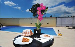 Lovely Home In Pakostane With Wifi 