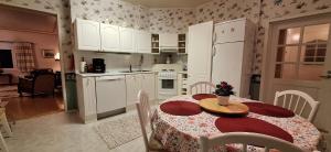 Mukava mummonmökki maaseudun rauhassa