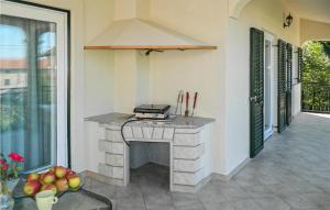 3 Bedroom Amazing Apartment In Susnjici