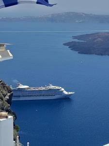 SPILIOTICA HOSPITALITY Cave Traditional House on the cliff with shared pool