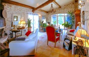 Maisons de vacances Lovely Home In Sauzet With Kitchen : photos des chambres