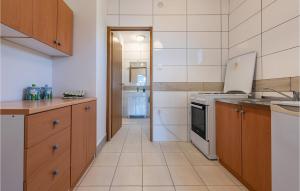2 Bedroom Stunning Apartment In Novalja 