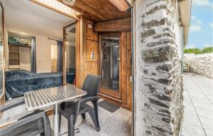 Maisons de vacances Awesome Home In Peyriac-Minervois : photos des chambres