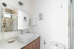 Studio Suite with Private Balcony, Rooftop Pool,Gym