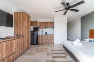 Studio Suite with Private Balcony, Rooftop Pool,Gym