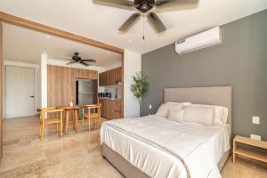 Lux Studio with Private Balcony, Rooftop Pool, Gym