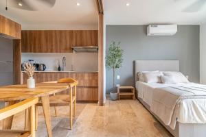 Lux Studio with Private Balcony, Rooftop Pool, Gym