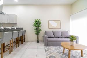 2 BD Suite with Balcony, Gym, Rooftop Pool, Hot Tub