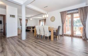 Four-Bedroom Holiday Home In Bilice