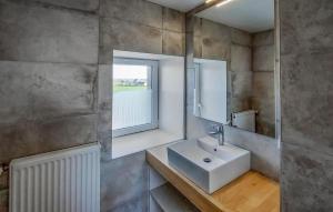 Maisons de vacances Lovely Home In Guisseny : photos des chambres