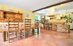 Maisons de vacances Stunning Home In Laudun L Ardoise : photos des chambres