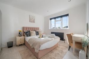 New Stunning Modern 2 Bedroom Apartment in Mill Hill next to Train Station!