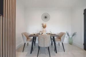 New Stunning Modern 2 Bedroom Apartment in Mill Hill next to Train Station!