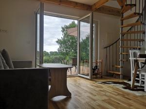 Dom nad jeziorem z prywatnym pomostem i linią brzegową