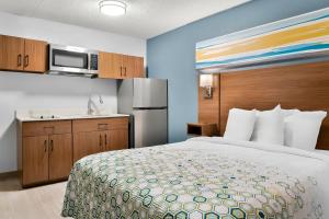 Suite Queen Room Non-Smoking room in HomeTowne Studios Auburn Hills