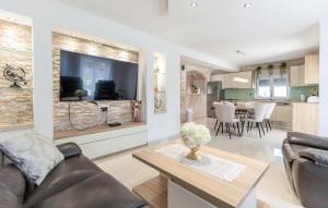 Awesome Home In Kamenmost With Jacuzzi 