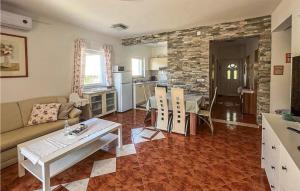 3 Bedroom Nice Home In Malinska 