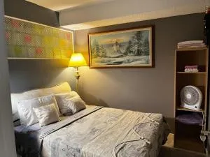 Grie hunting quite room! - YYC