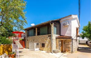Five-Bedroom Holiday Home In Polje 