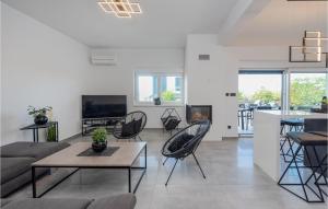 4 Bedroom Beautiful Home In Mandre 