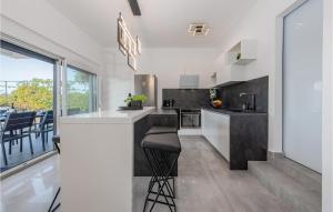 4 Bedroom Beautiful Home In Mandre 