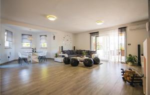 3 Bedroom Cozy Home In Grubine