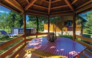 2 Bedroom Nice Home In Trosmarija 