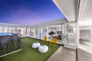 The Luxury White House