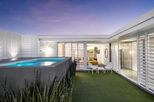 The Luxury White House