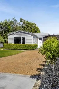 Seaside Hideaway - New Plymouth Holiday Home - Omata
