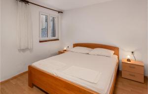 2 Bedroom Beautiful Apartment In Senj